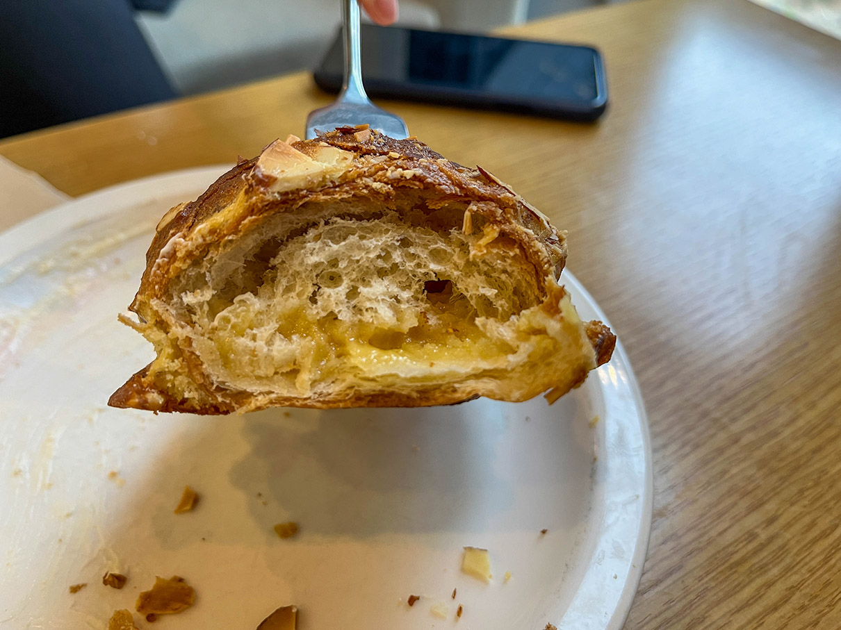 어셈블커피로스터즈 아몬드 크루아상