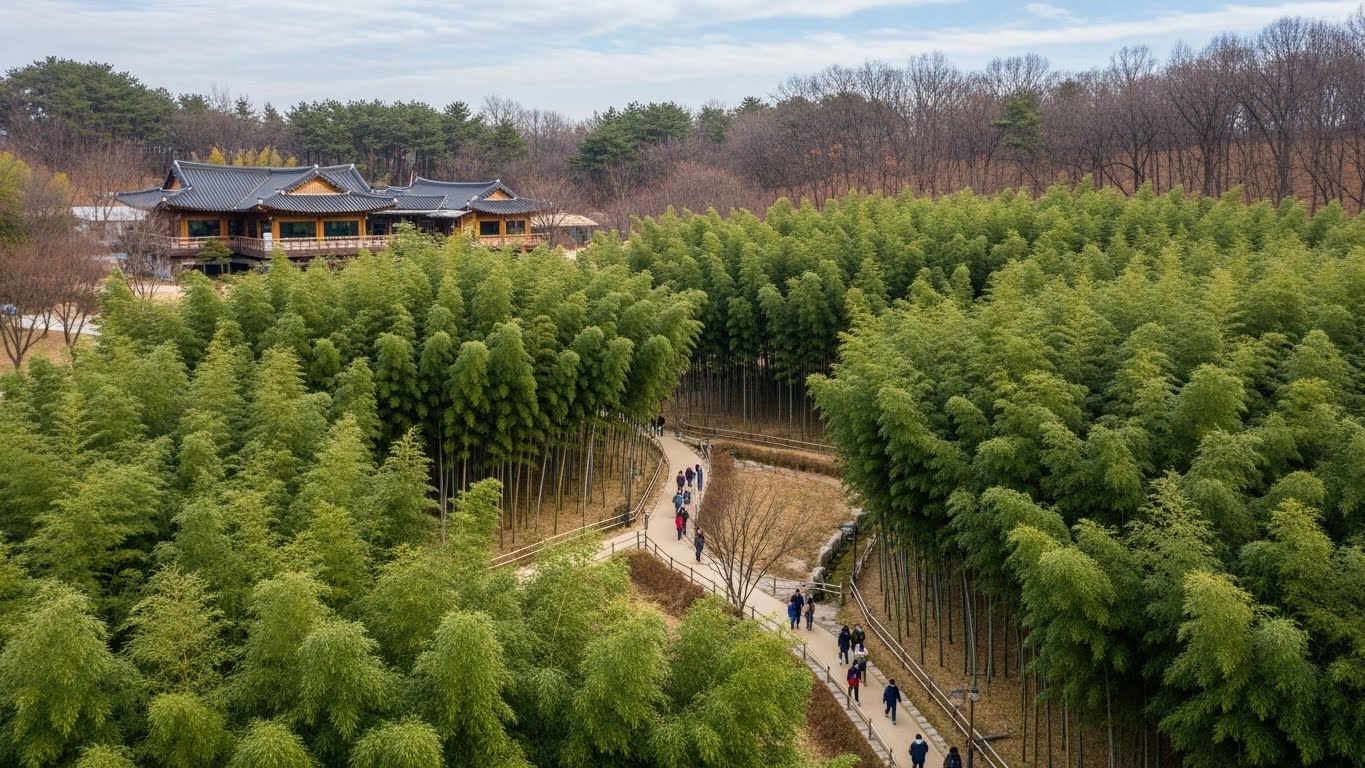 담양 죽녹원의 푸른 대나무 숲길과 그 사이를 여유롭게 걷는 사람들, 주변에는 떡갈비 식당이 보이는 전경