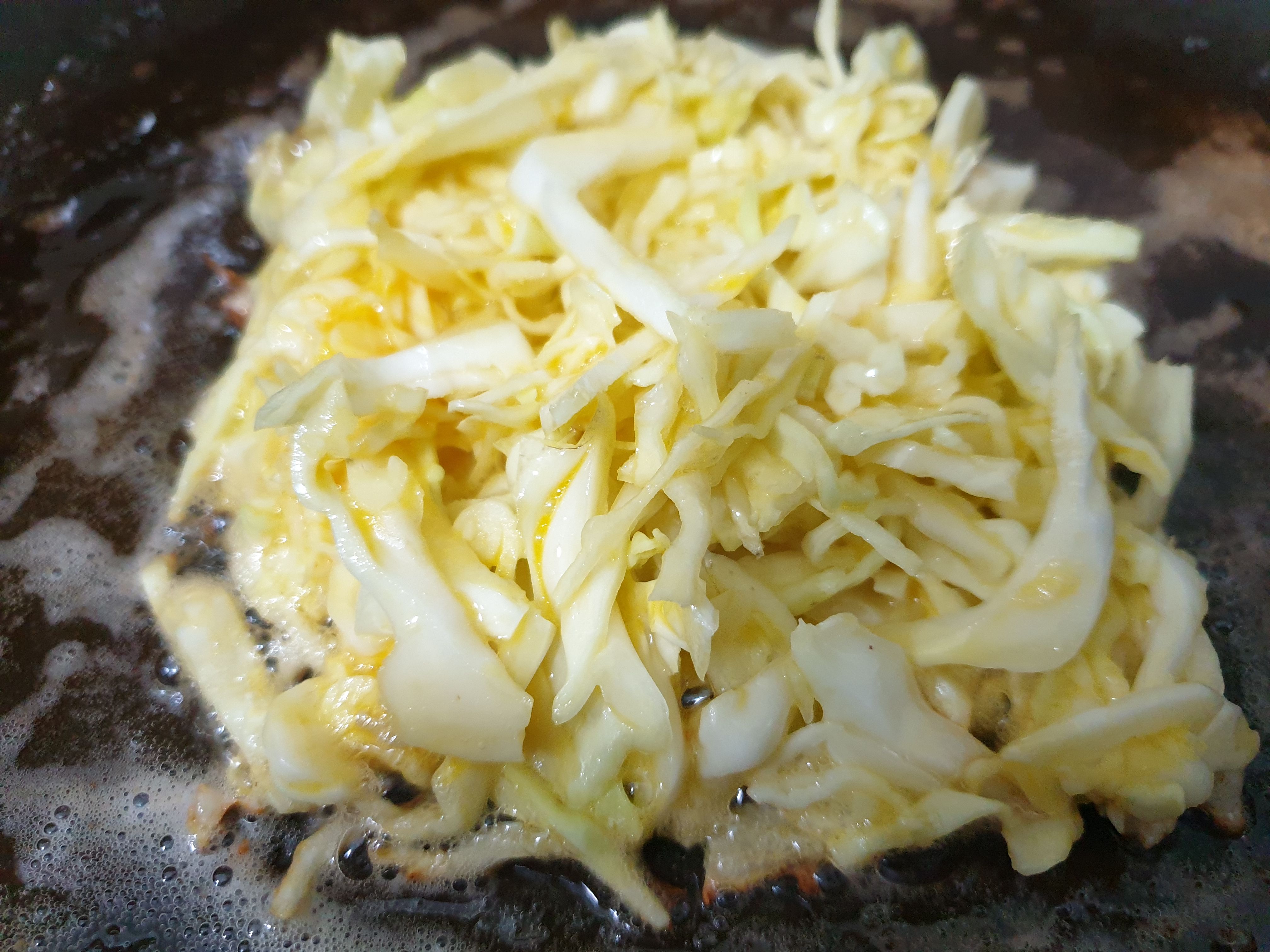 계란과 양배추 섞은재료 