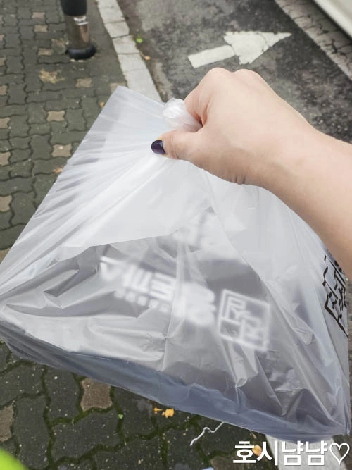 하남 진심왕돈까스 포장 용기와 매장 로고