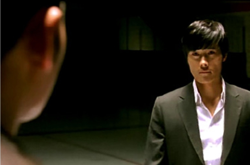 주인공 이병헌 영화의 한장면
