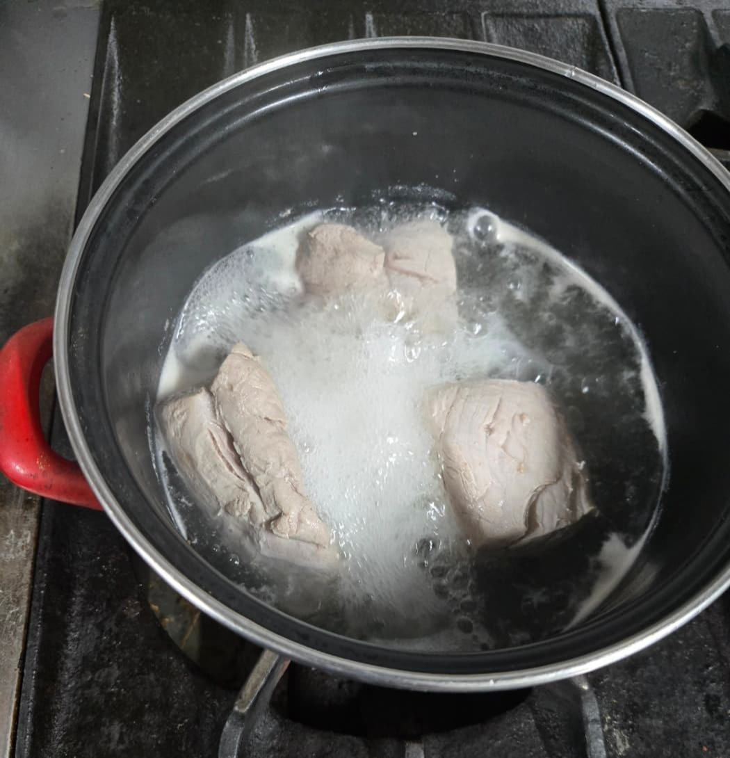 돼지고기 끓이기 