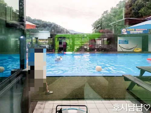 객실에서-바라-보이는-수영장-뷰