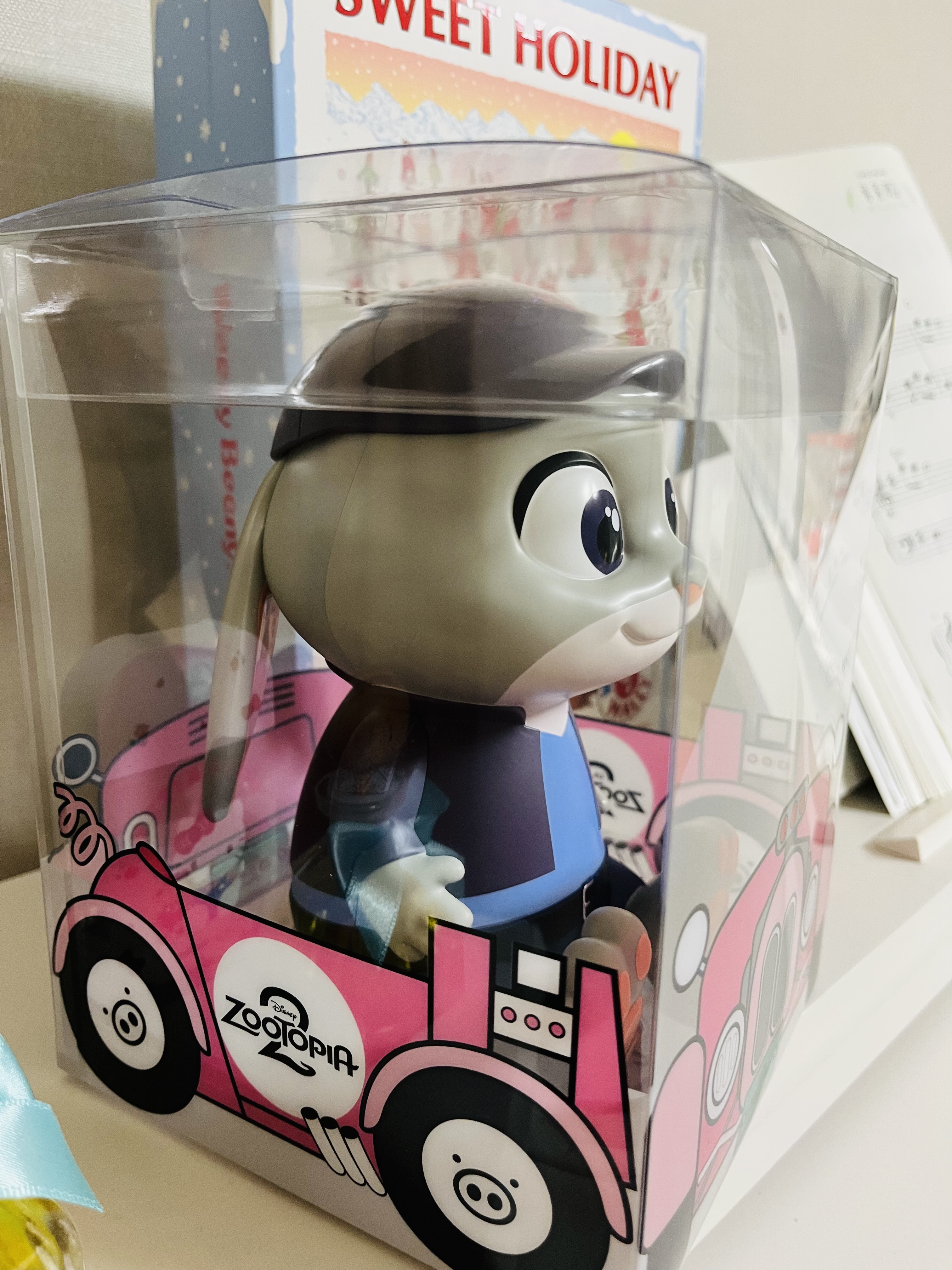 아이 책상 위에 올려둔 주디 코인뱅크 저금통 장식 사진