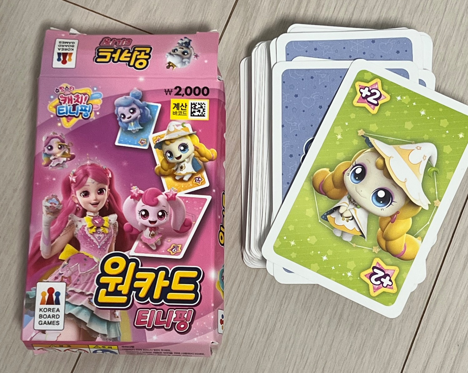 아이에게 집근처 상점에서 사준 티니핑 원카드 이미지, 아이가 아침에 일어나자마자 찾을 정도로 게임에 푹 빠져있음. 특히 오른쪽의 +2공격카드 같은 특수카드를 받으면 매우 좋아함