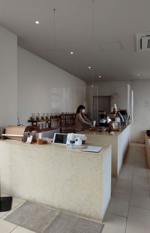 간결함이 느껴지는 카페사네의 주방 모습