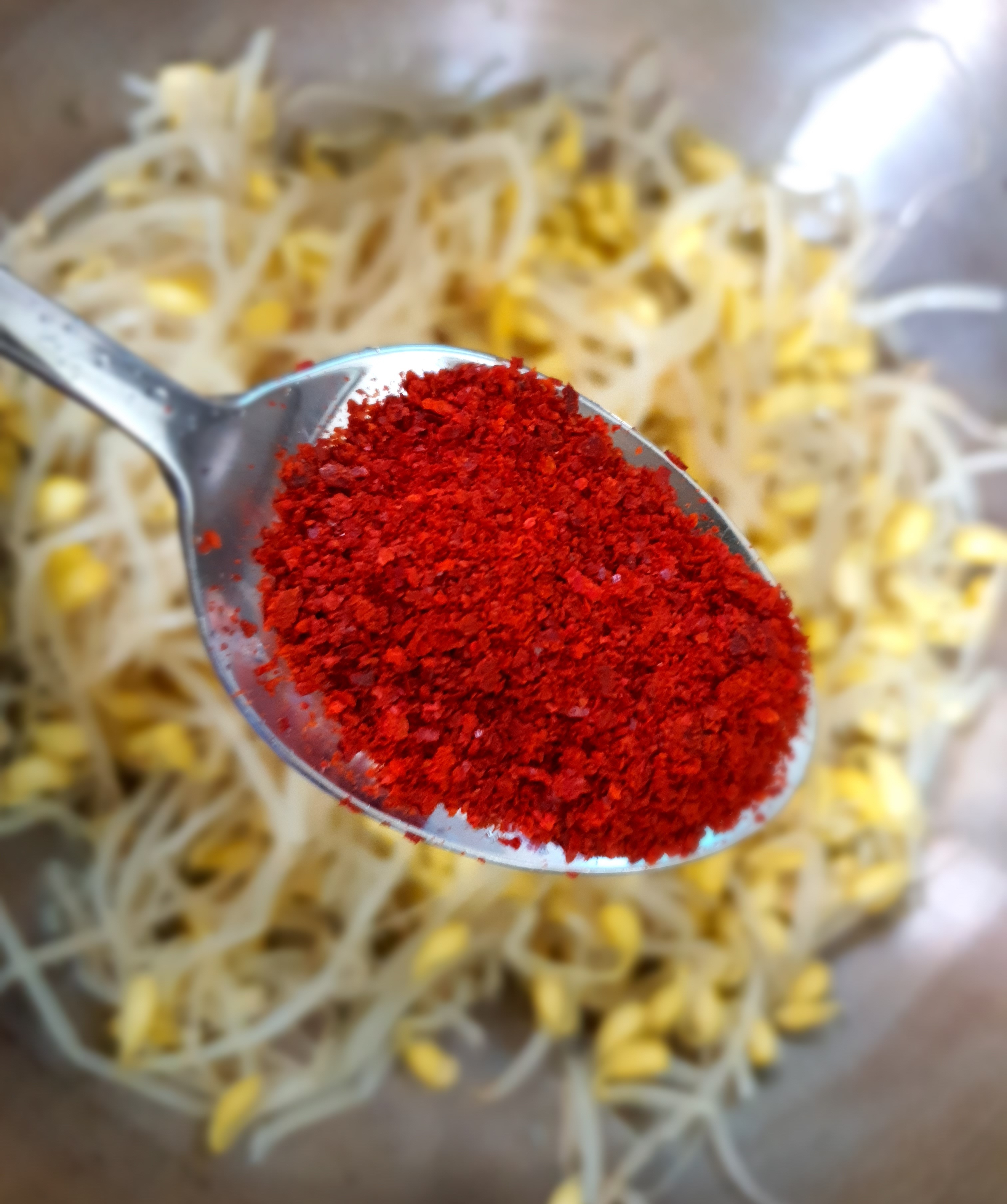 고춧가루로-빨갛게-버무려요.