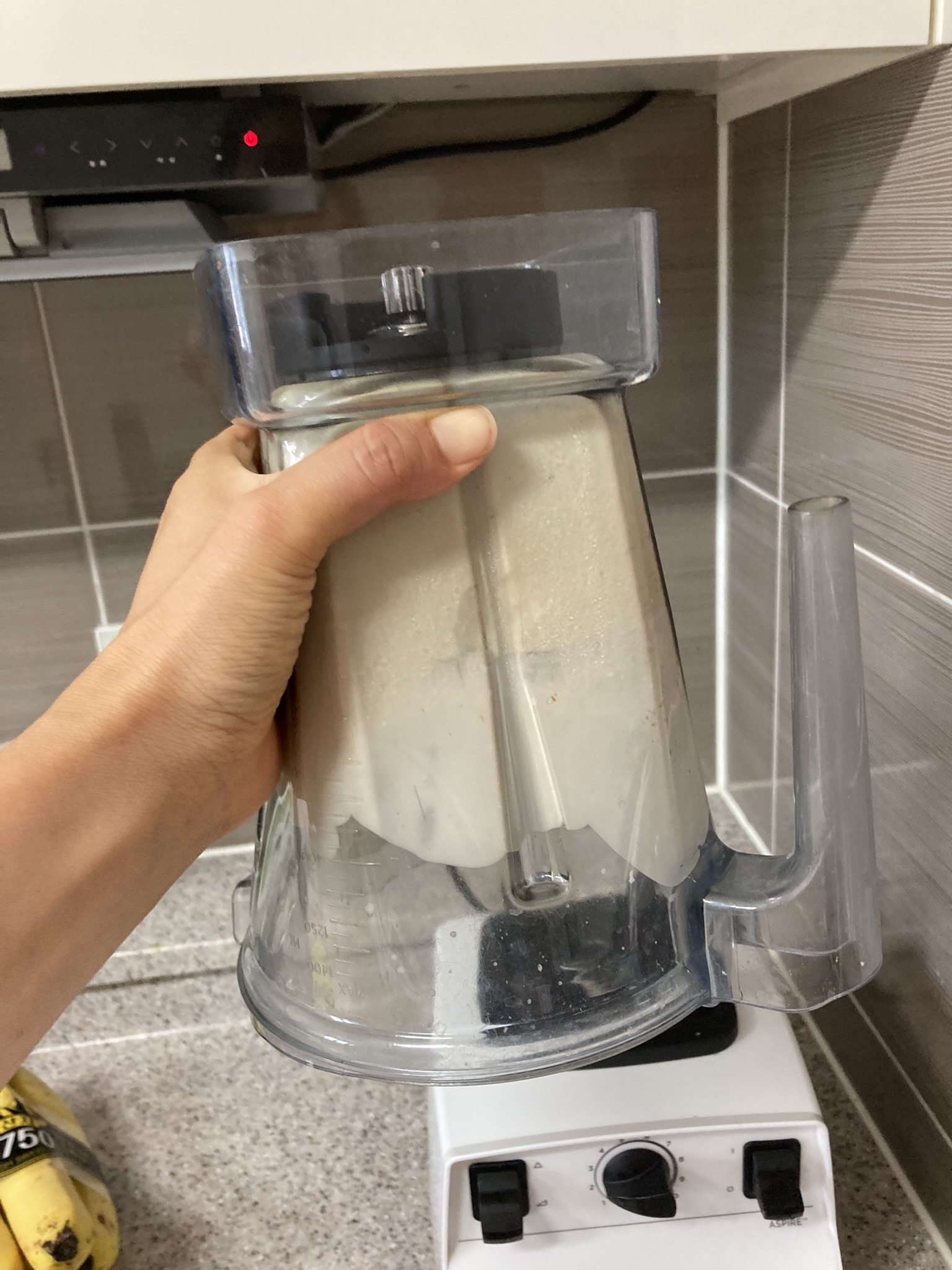 뒤집어도 흐르지 않는 크리미한 생크림 상태