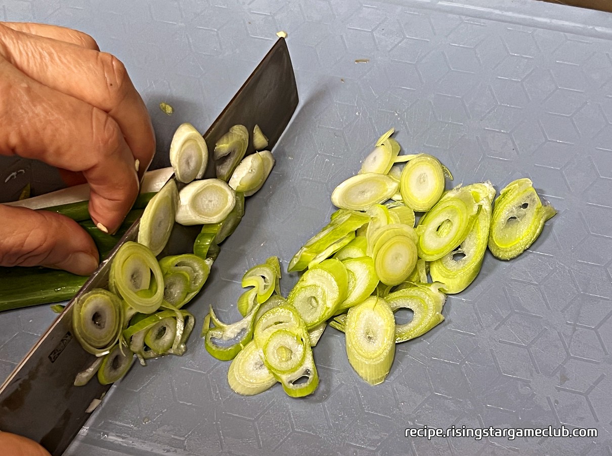 도라지 무침에 들어갈 파를 써는 사진