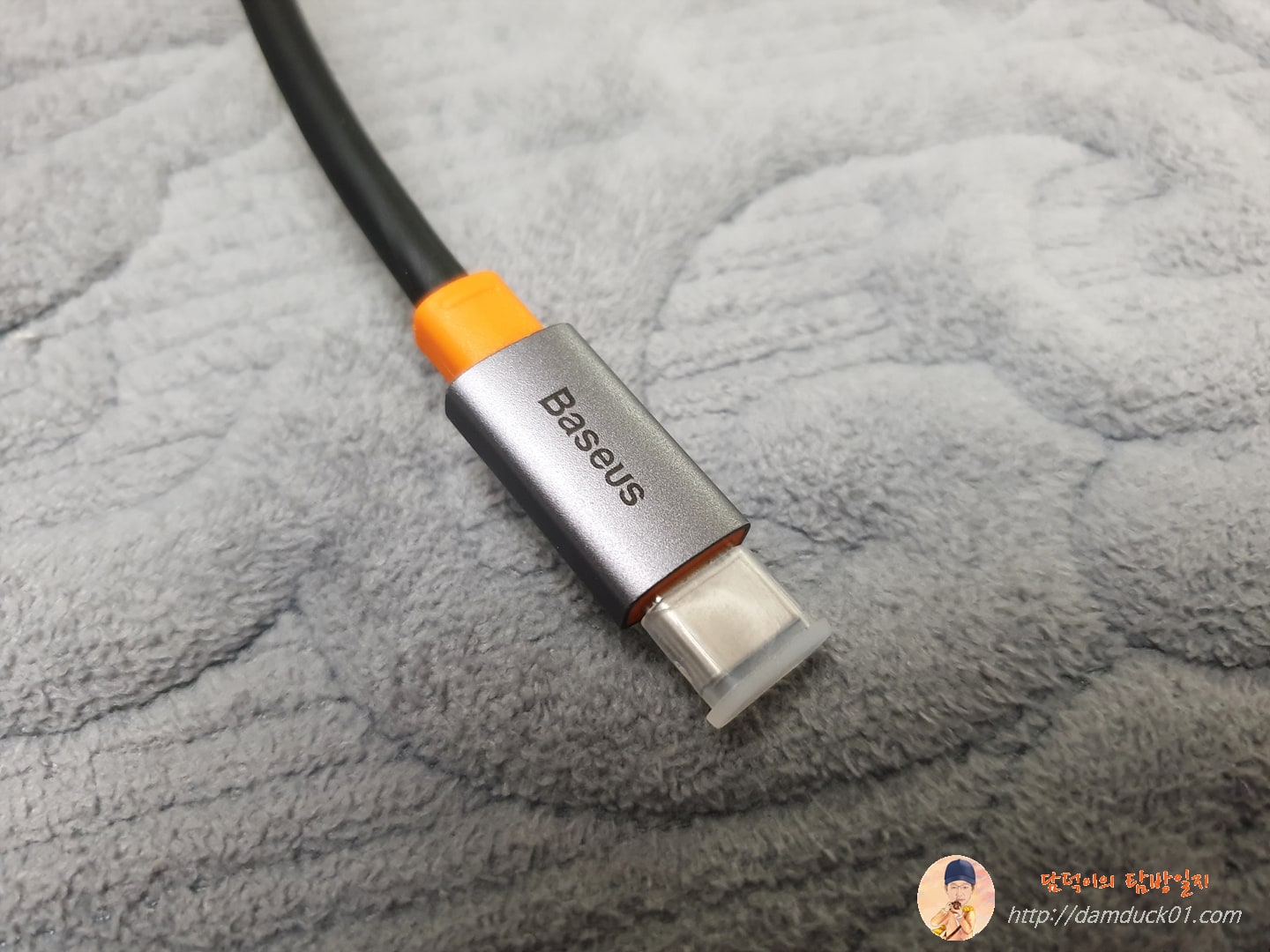 베이스어스 메탈글림 C타입 8-in-1 허브 도킹 스테이션 Type-C 단자 마개