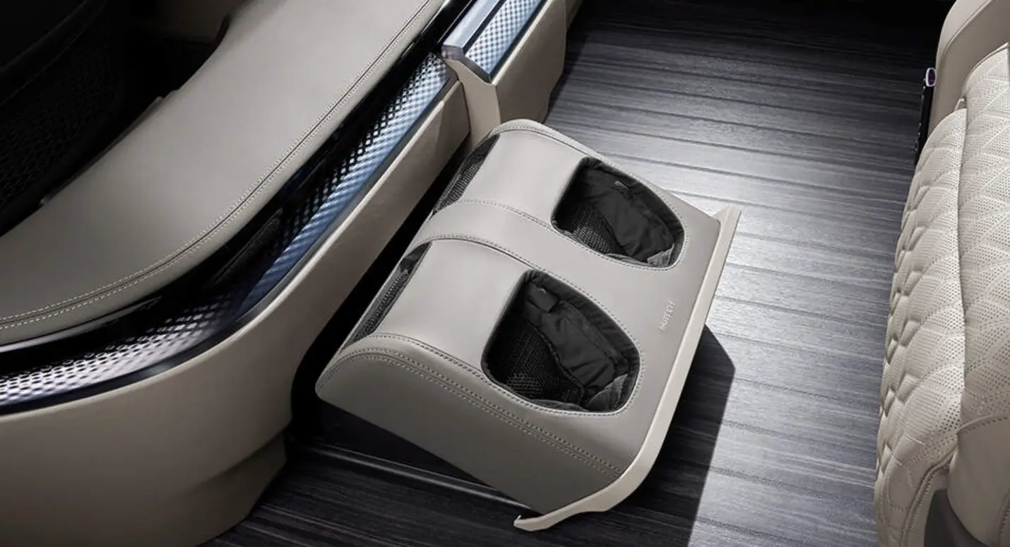 뒷좌석 발마사지기가 나와있는 이미지