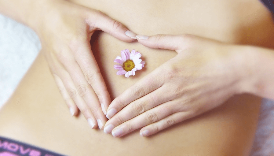 방귀 냄새가 심한 이유로 복통을 호소하고 있는 여성