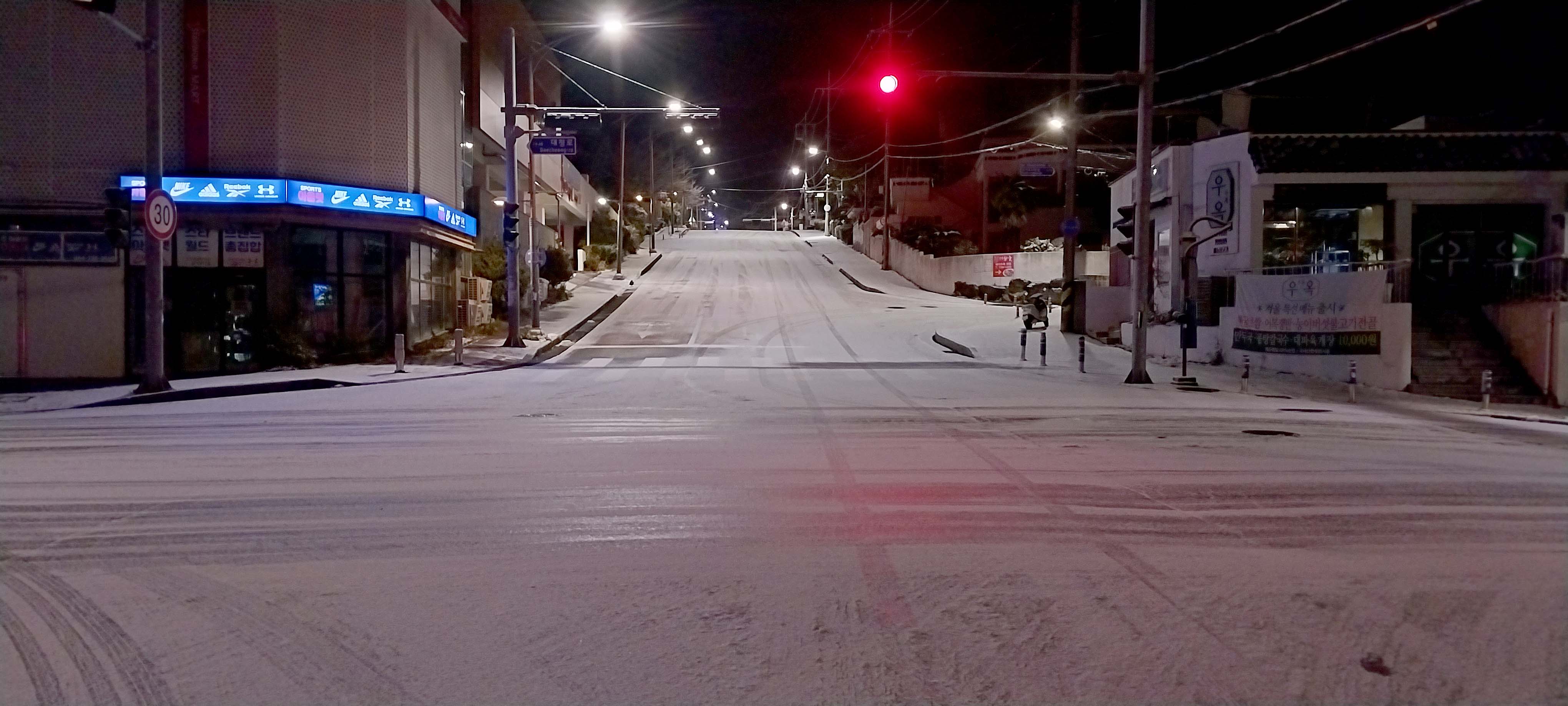 밤눈 내린 도로 위