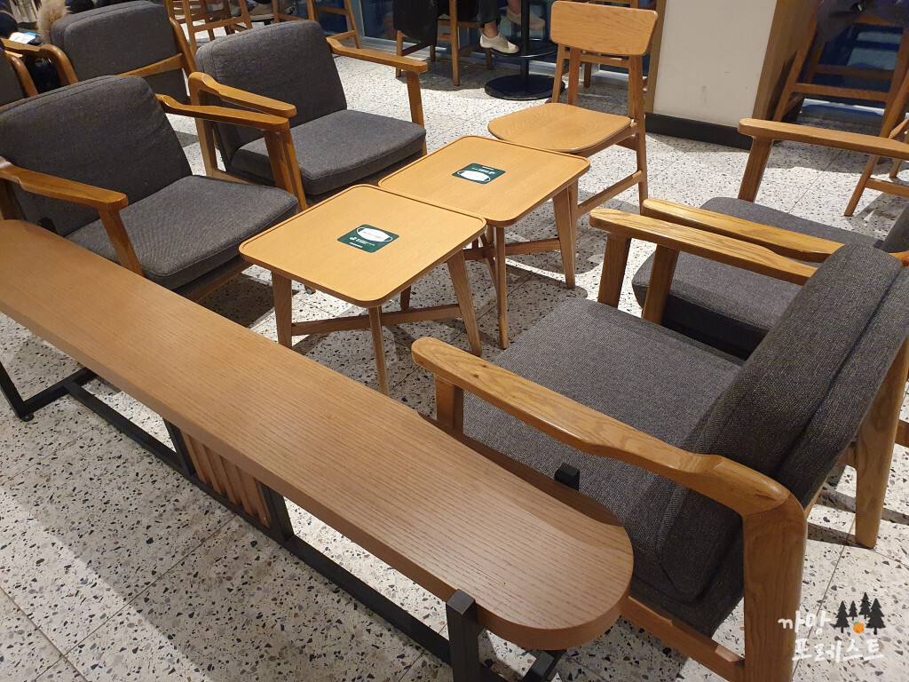 스타벅스 망원한강 공원점 테이블