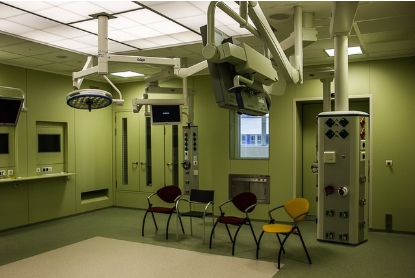 수술실에서 수술하기위해 자리잡고 있는 로봇의 사진