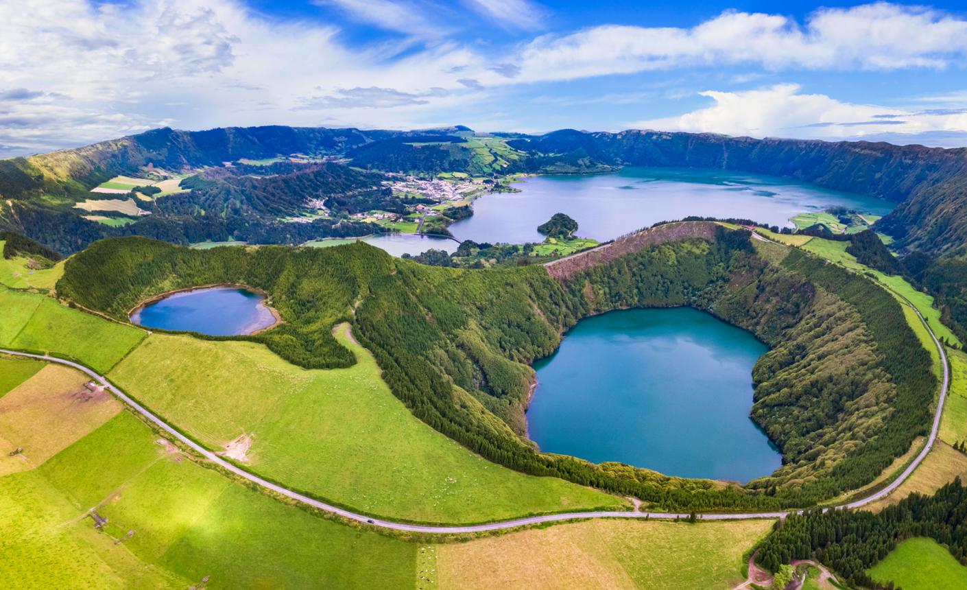 상미겔섬(São Miguel Island)의 대표 풍경인 세테 시다데스(Sete Cidades)입니다.