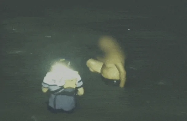 고(故) 이재석 경사가 70대 외국인에게 부력조끼를 벗어주고 있는 모습