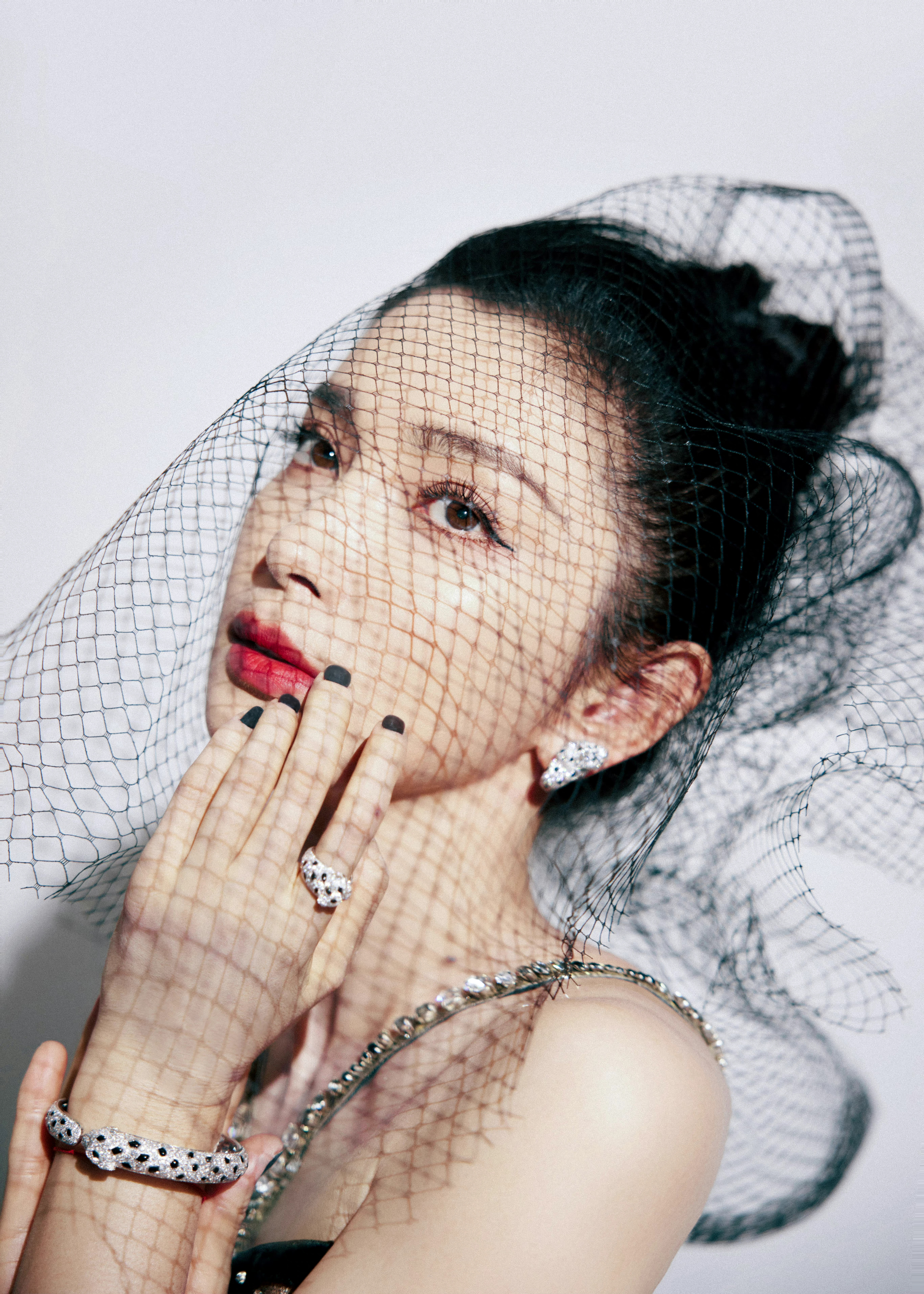 위를 올려다보는 리빙빙