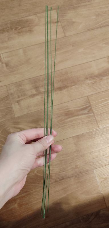 꽃을 묶어주는 초록색 철사