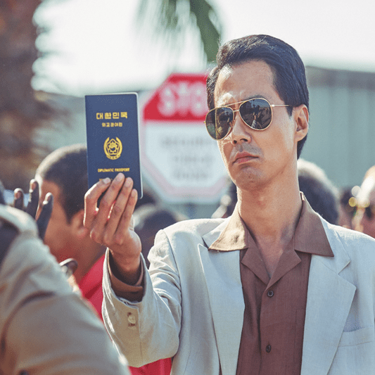 강대진이-여권을-들고-있는-모습