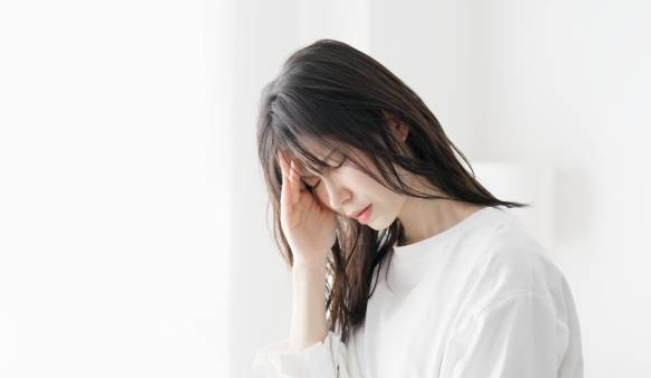 기립성 저혈압으로 어지러움을 느끼는 여성
