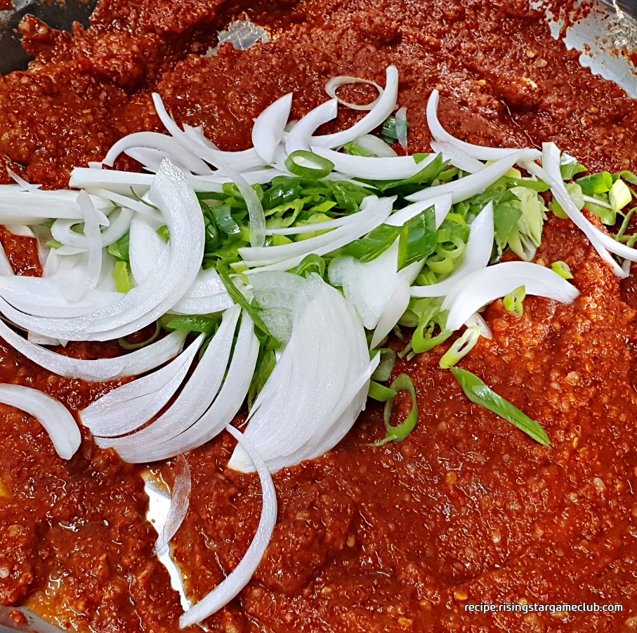 양푼에 담긴 배추겉절이 양념에 준비된 파와 양파를 넣은 사진