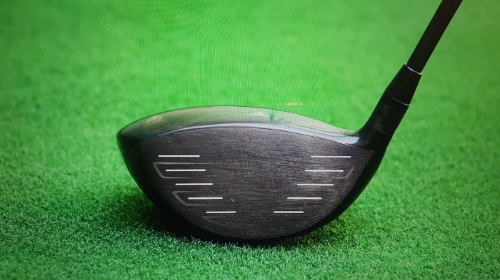 잔디위에-놓여있는-골프채
