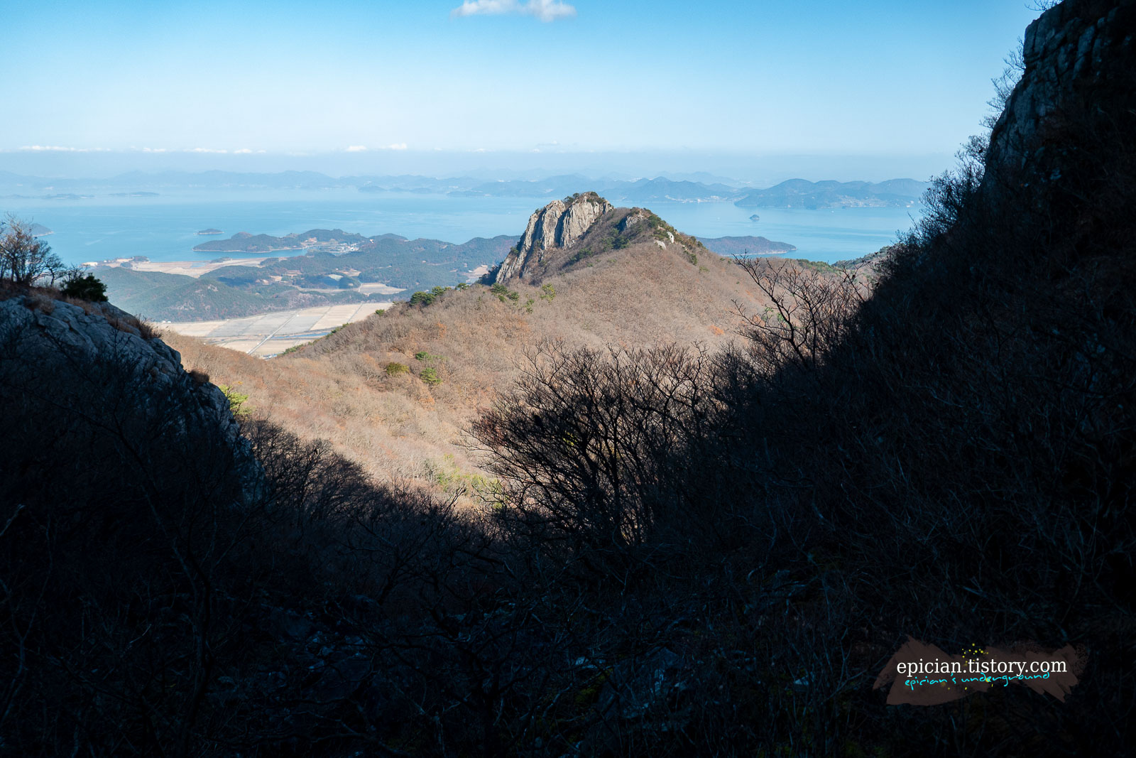 커다란 암봉 사이로 보이는 선녀봉