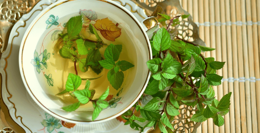 페퍼민트 차와 페퍼민트 잎이 놓여 있다