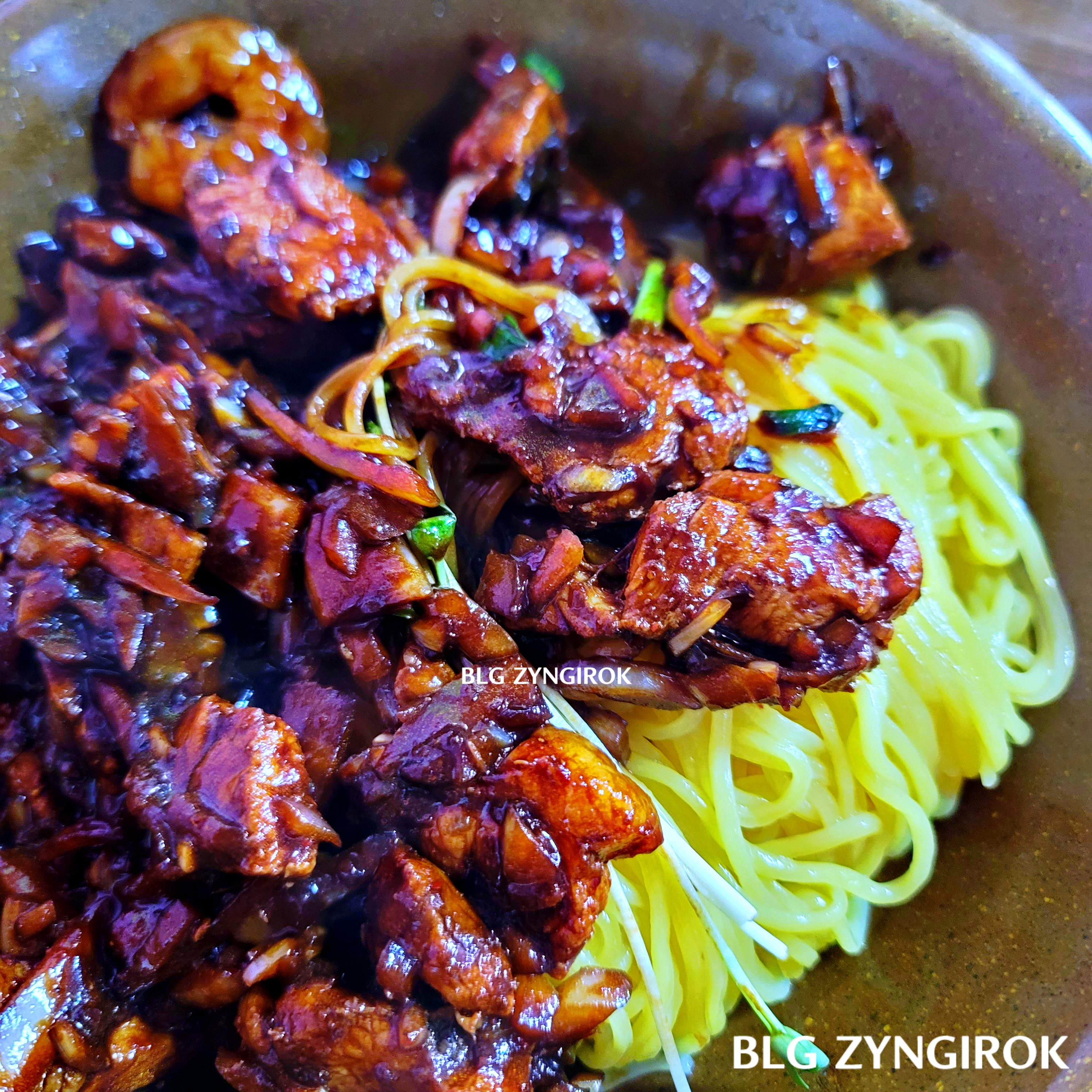 양주 중국집 - 천안문 면에 간짜장을 부은 모습이다.