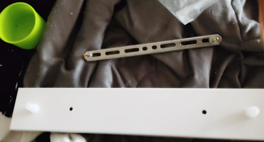 크롬색 철물을 풀면나오는 천장고정용 철물