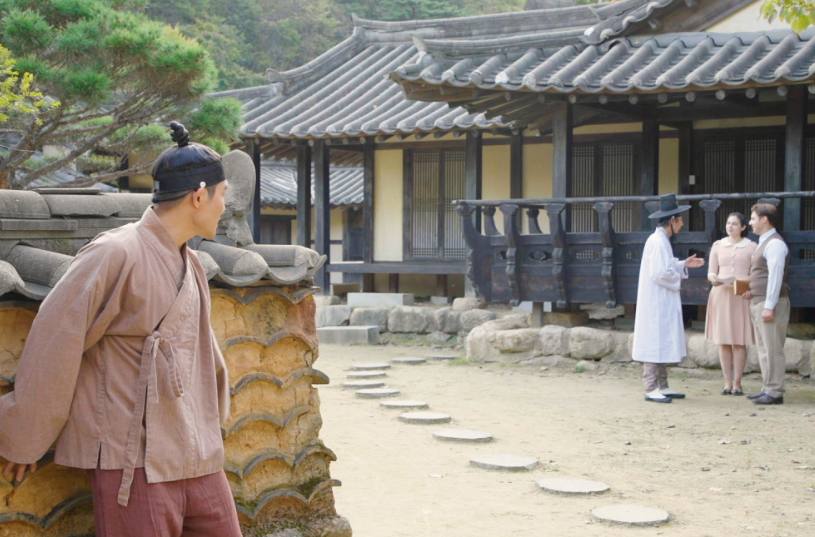 기독교인을 바라보는 김창식(출처 : 네이버 영화)
