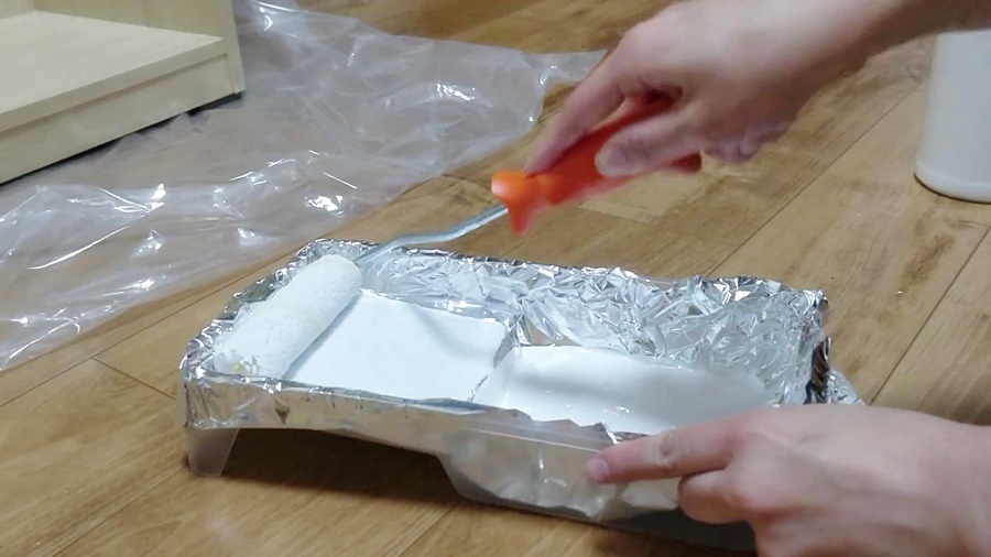 트레이에 젯소를 부어주고 롤러를 굴려줌