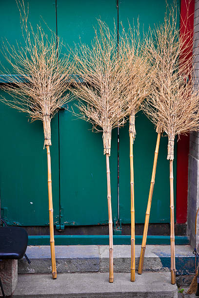 옛날 빗자루와 청소 도구가 보여주는 생활의 단순함