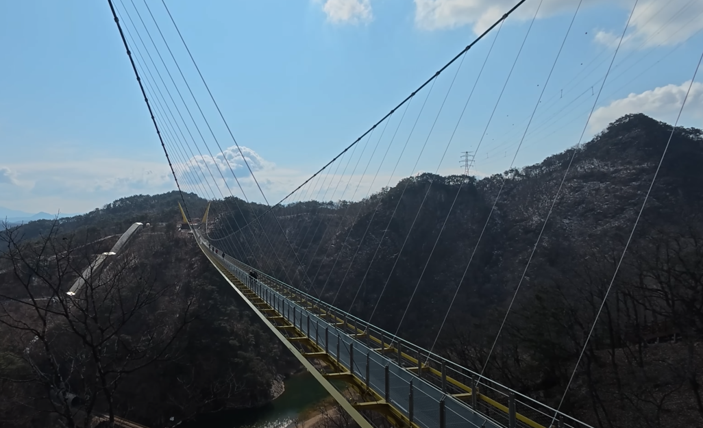 보이시나요? 소금산 그랜드 밸리길이 마지막 하이라이트 노란색 울렁다리의 모습입니다.