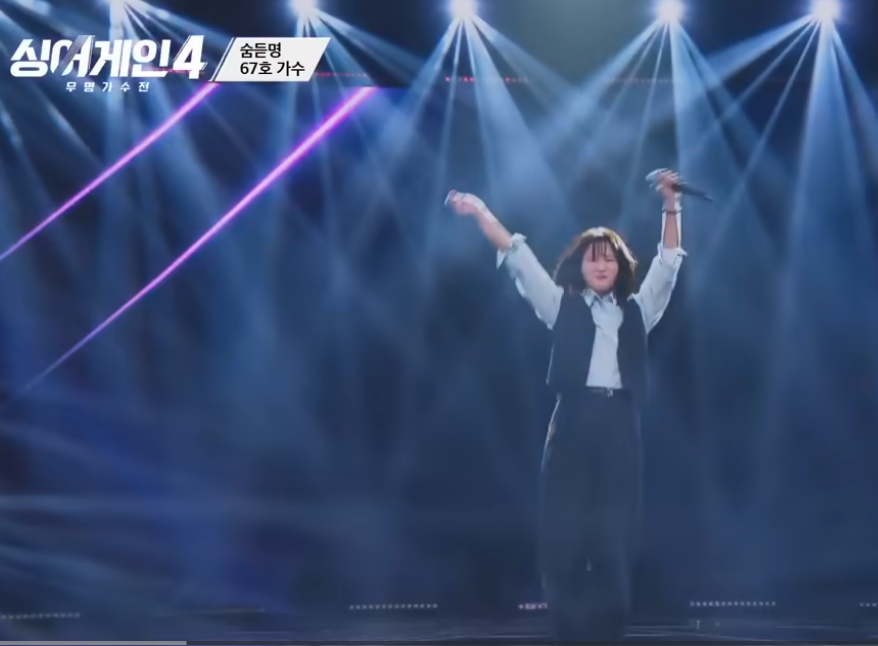 태연이 마이크를 들고 심사평을 말하는 순간