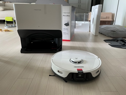 로보락S8 Pro 울트라 로봇청소기 본체와 도크