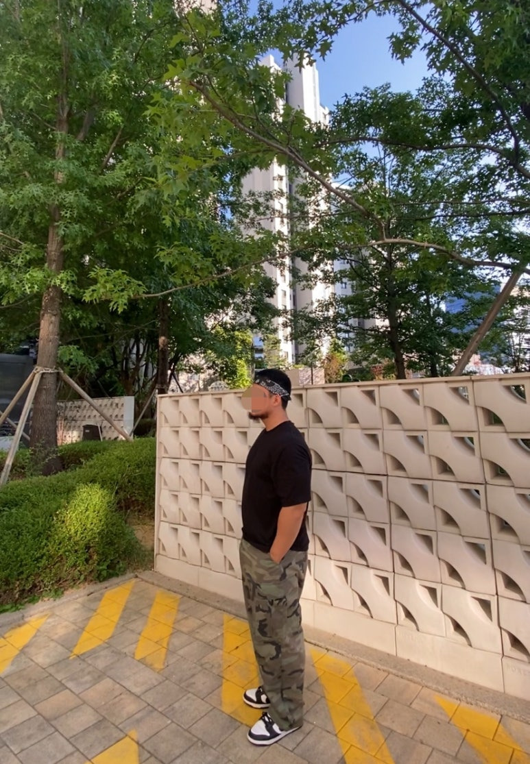 데일리룩(2025. 8. 10.)하바행크 클래식 페이슬리 반다나 블랙, 무신사 무신사스탠다드 쿨탠다드 반팔 티셔츠 블랙, 플루크 와이드 카모 카고팬츠, 나이키 덩크 로우 돌고래