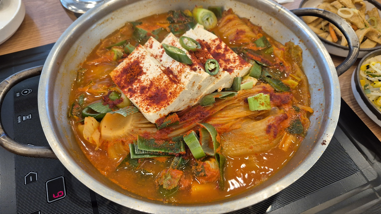 막나온 김치전골 두부와 김치가 한가득이다