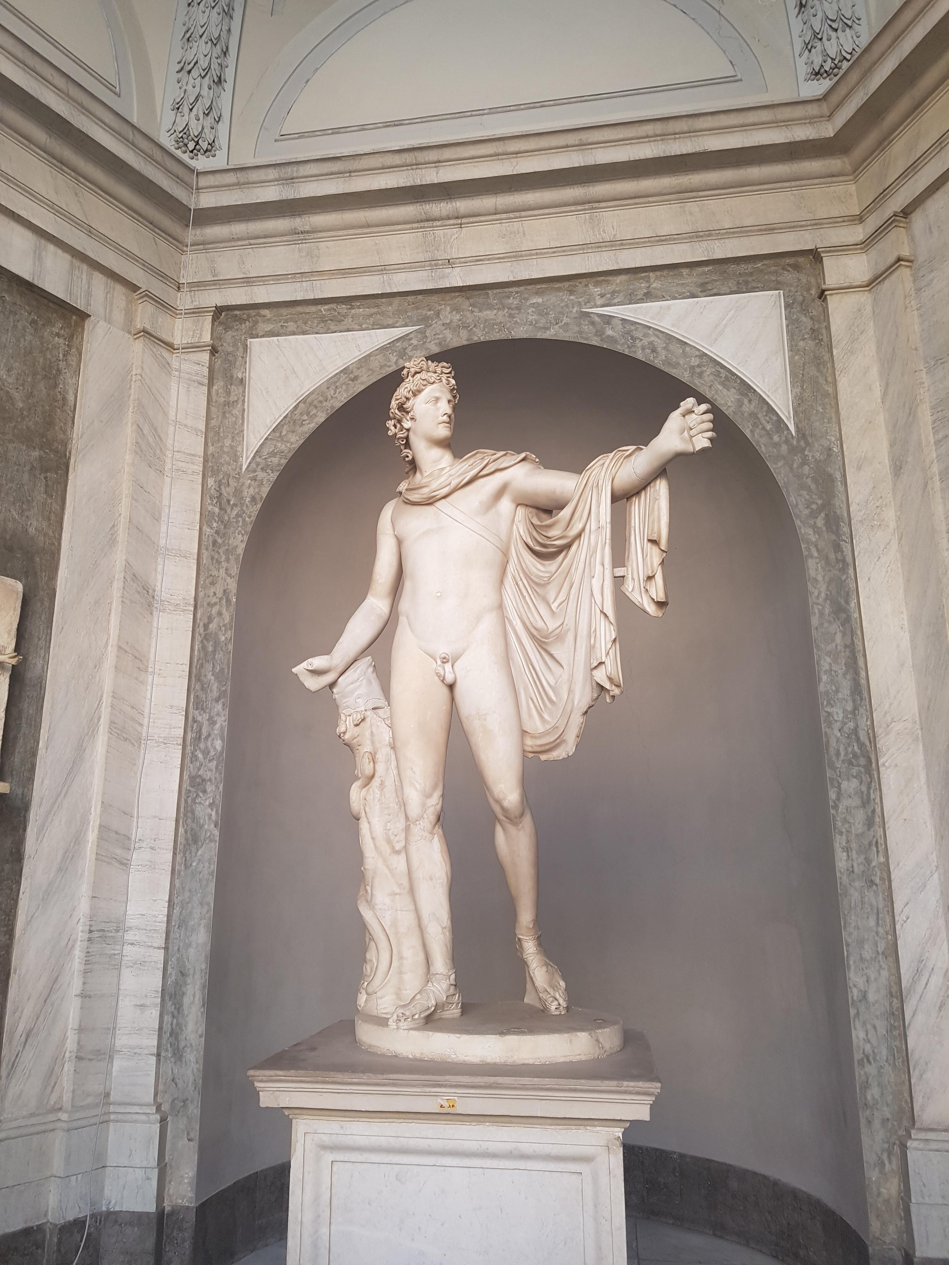 벨베데레의 아폴로(Apollo Belvedere) 대리석 조석상의 전체 모습.