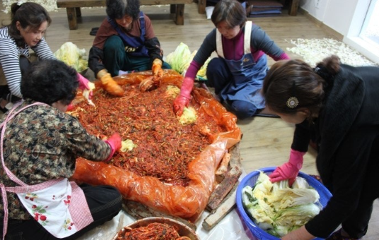 김장하는모습