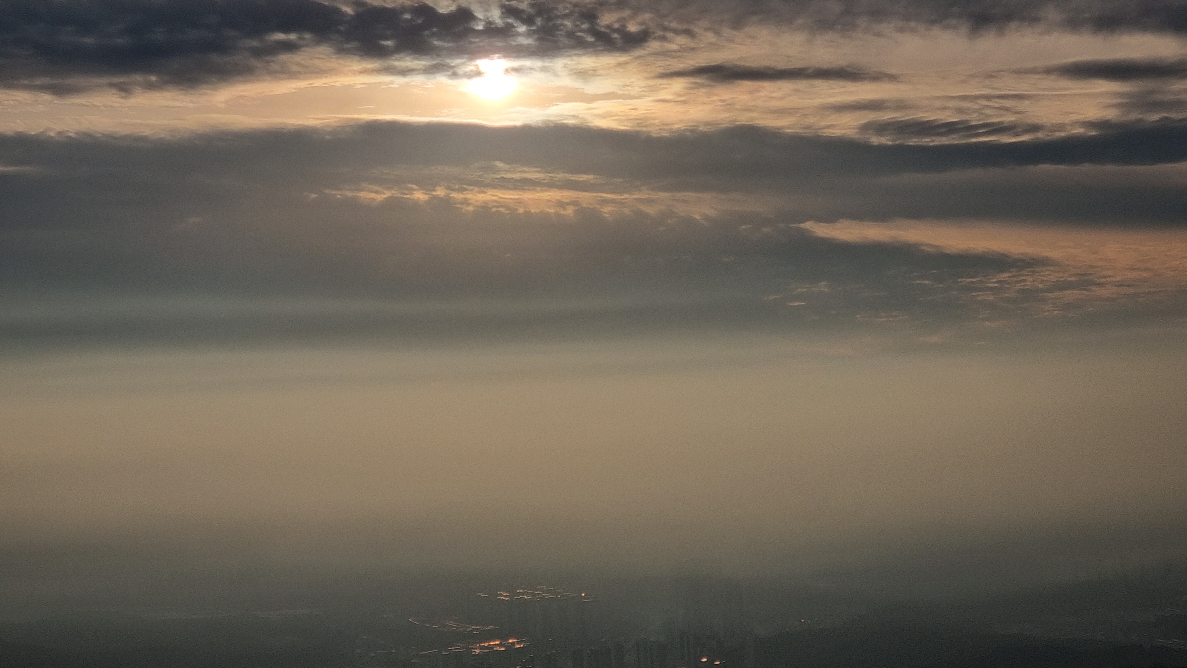 구름낀 해저문 하늘