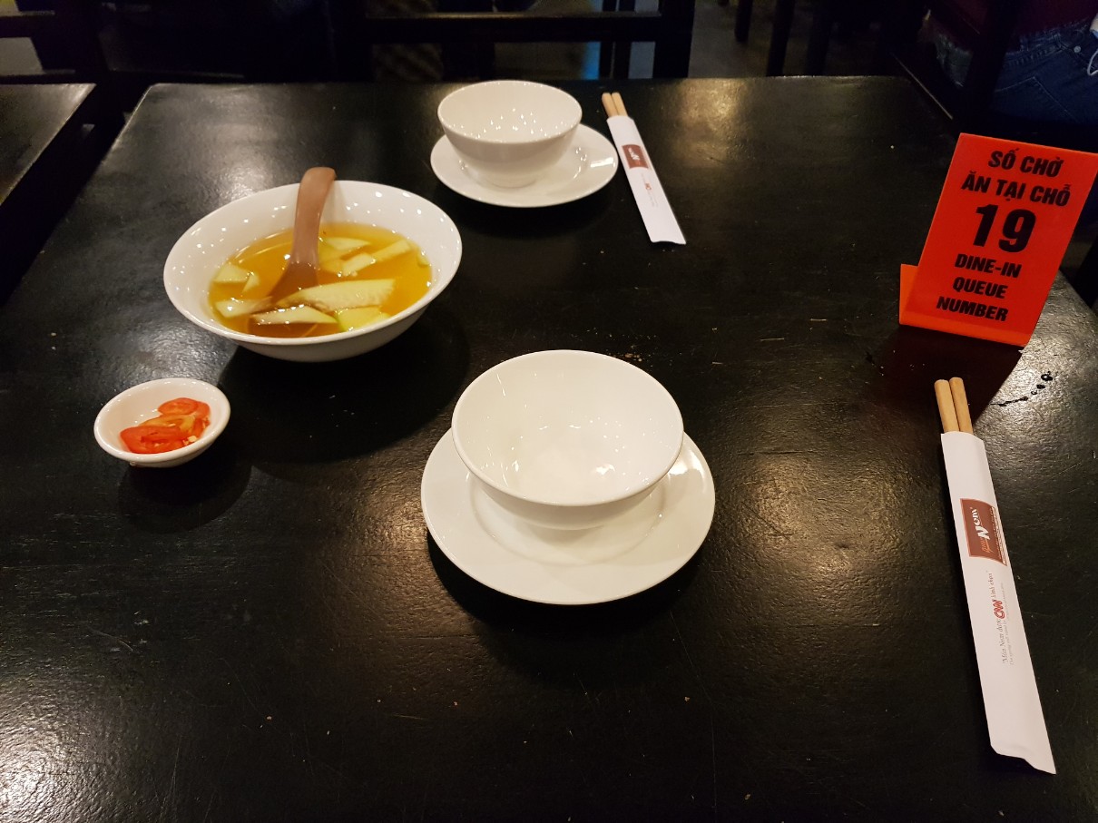 호치민 로컬 맛집 Quan Nem - 테이블 기본 세팅