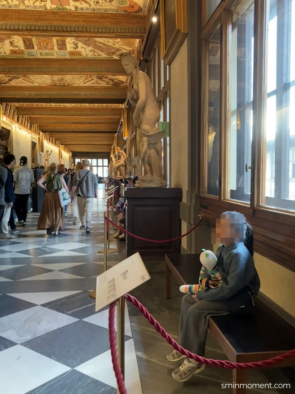 이탈리아-피렌체-우피치미술관-대기의자-휴식중