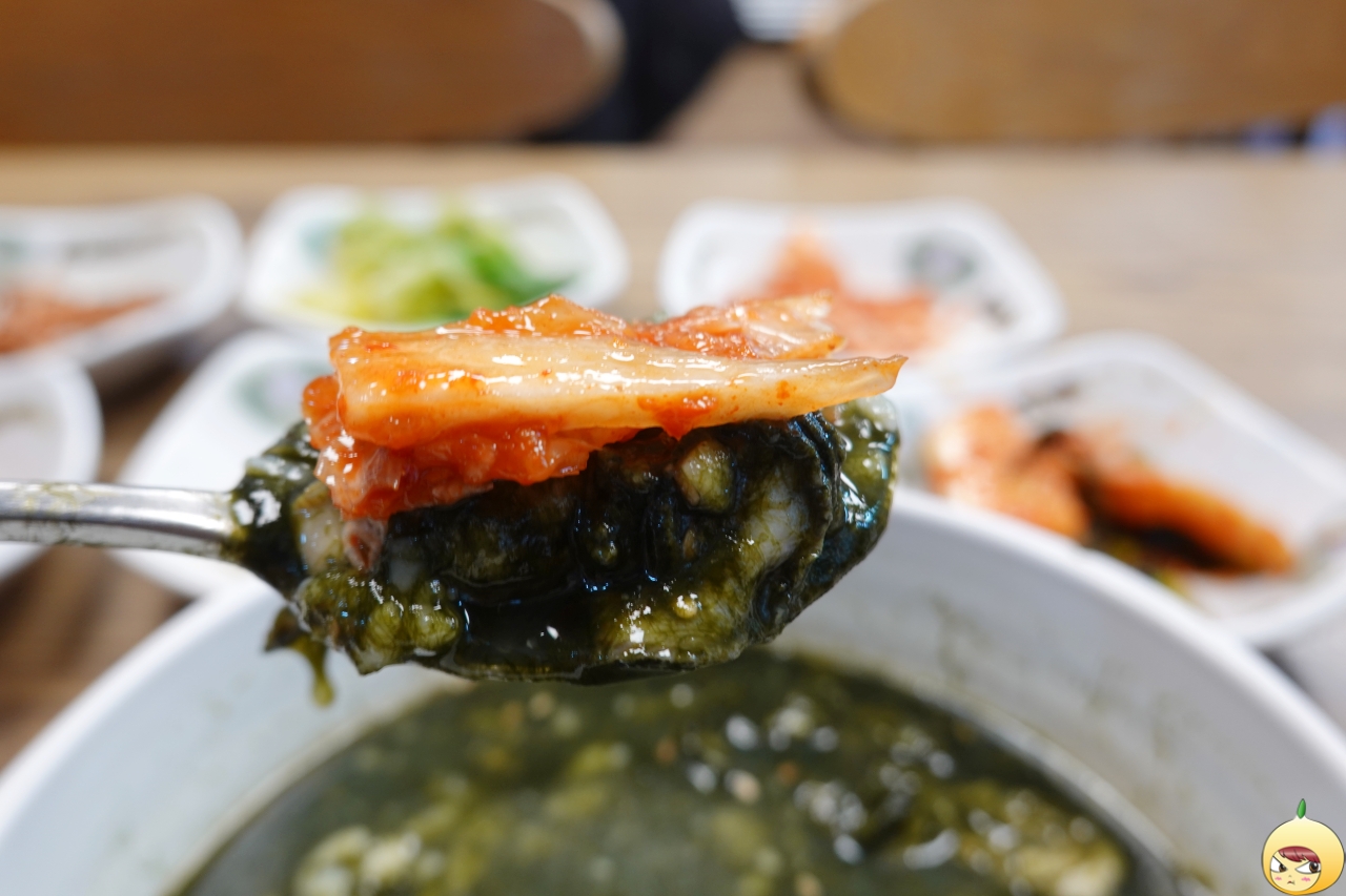 매생이굴국에 김치를 올려