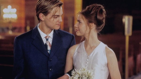 서로를 바라보는 배우들