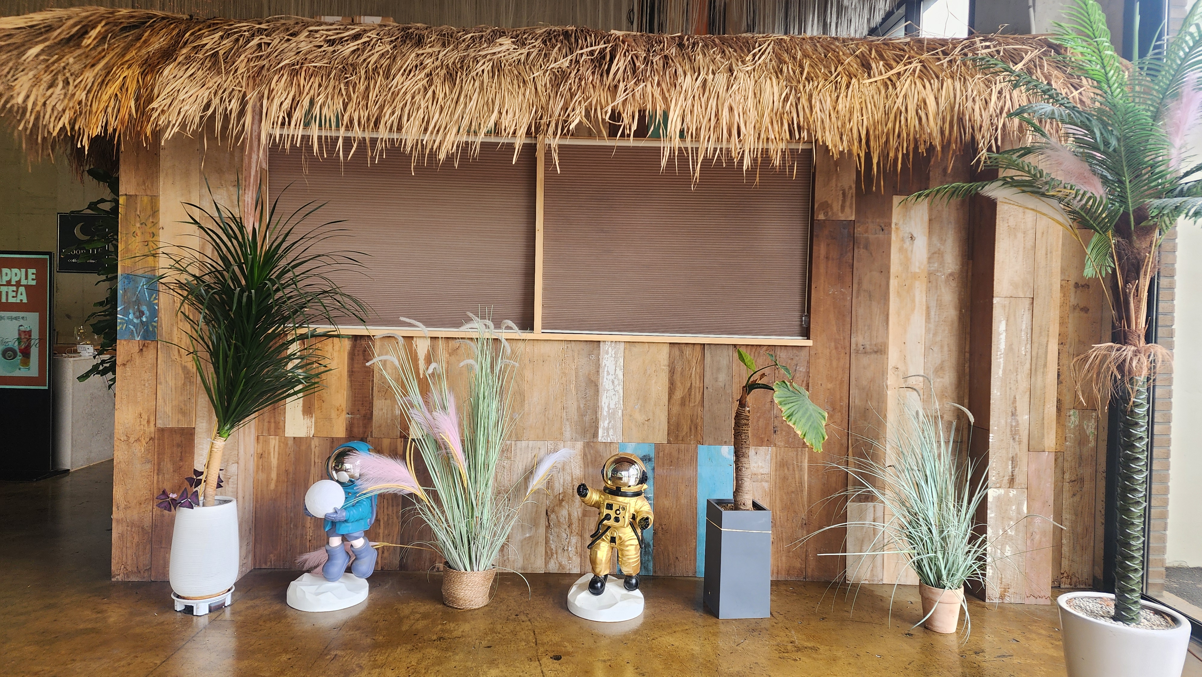 어느 카페에서 사진