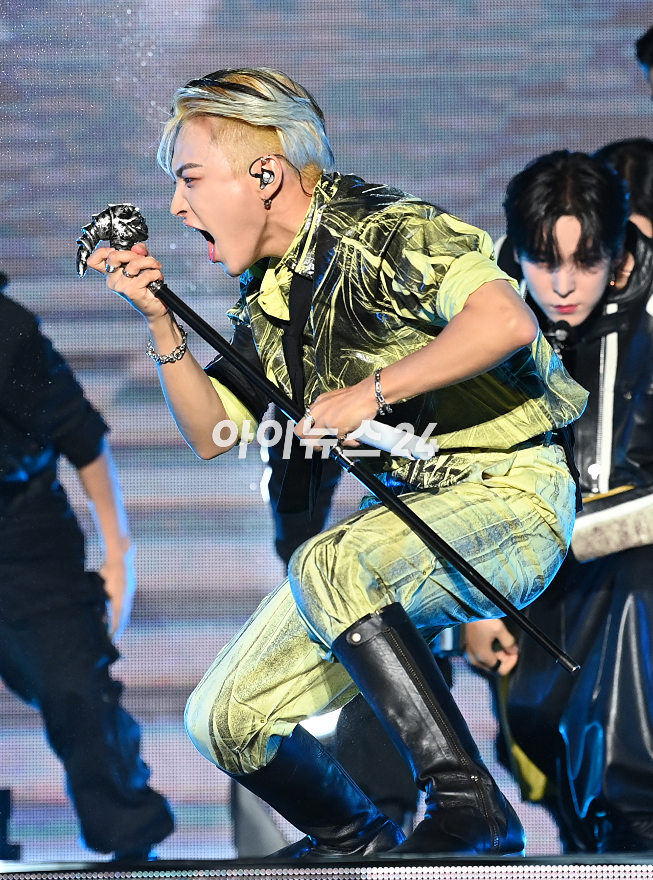 그룹 에이티즈가 28일 오후 서울 광진구 군자동 세종대학교 대양홀에서 열린 신보 '더 월드 에피소드 1 : 무브먼트(THE WORLD EP.1 : MOVEMENT)' 발매 기념 쇼케이스에서 포즈를 취하고 있다. [사진=김성진 기자]