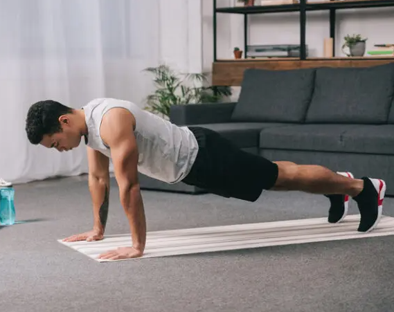 팔굽혀펴기는 상체와 코어 근육을 동시에