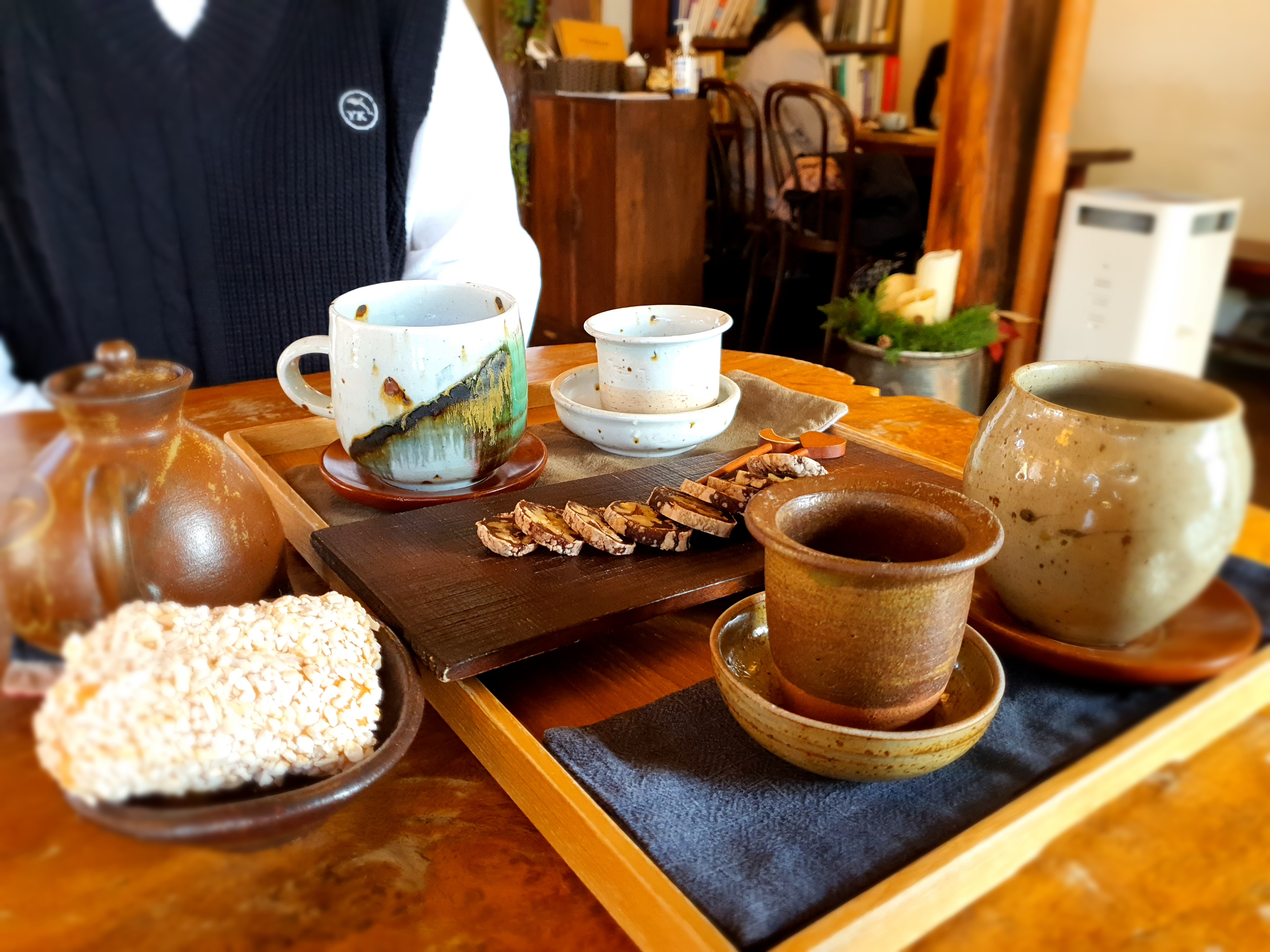 한과와-차가-놓여진-테이블